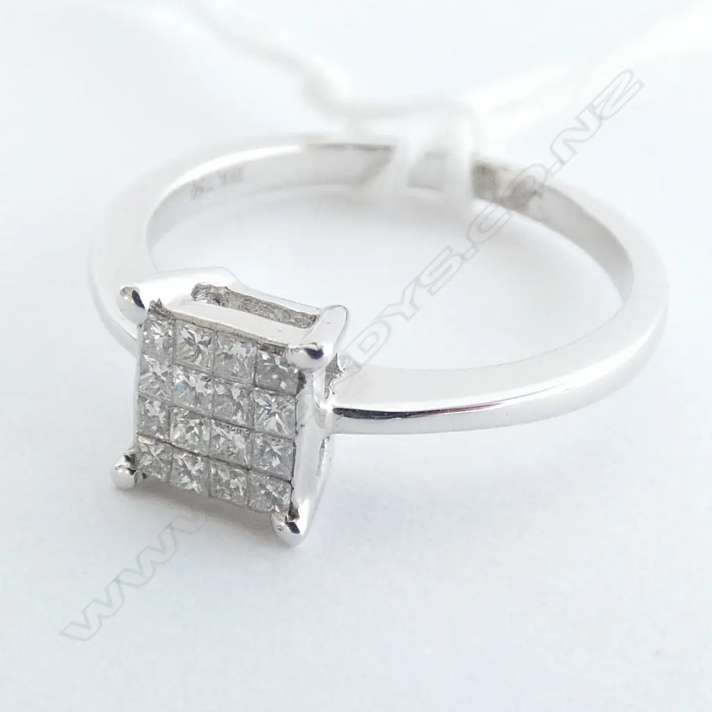 18CT WHITE GOLD AND DIAMOND RING (0.25CT) Image 1++