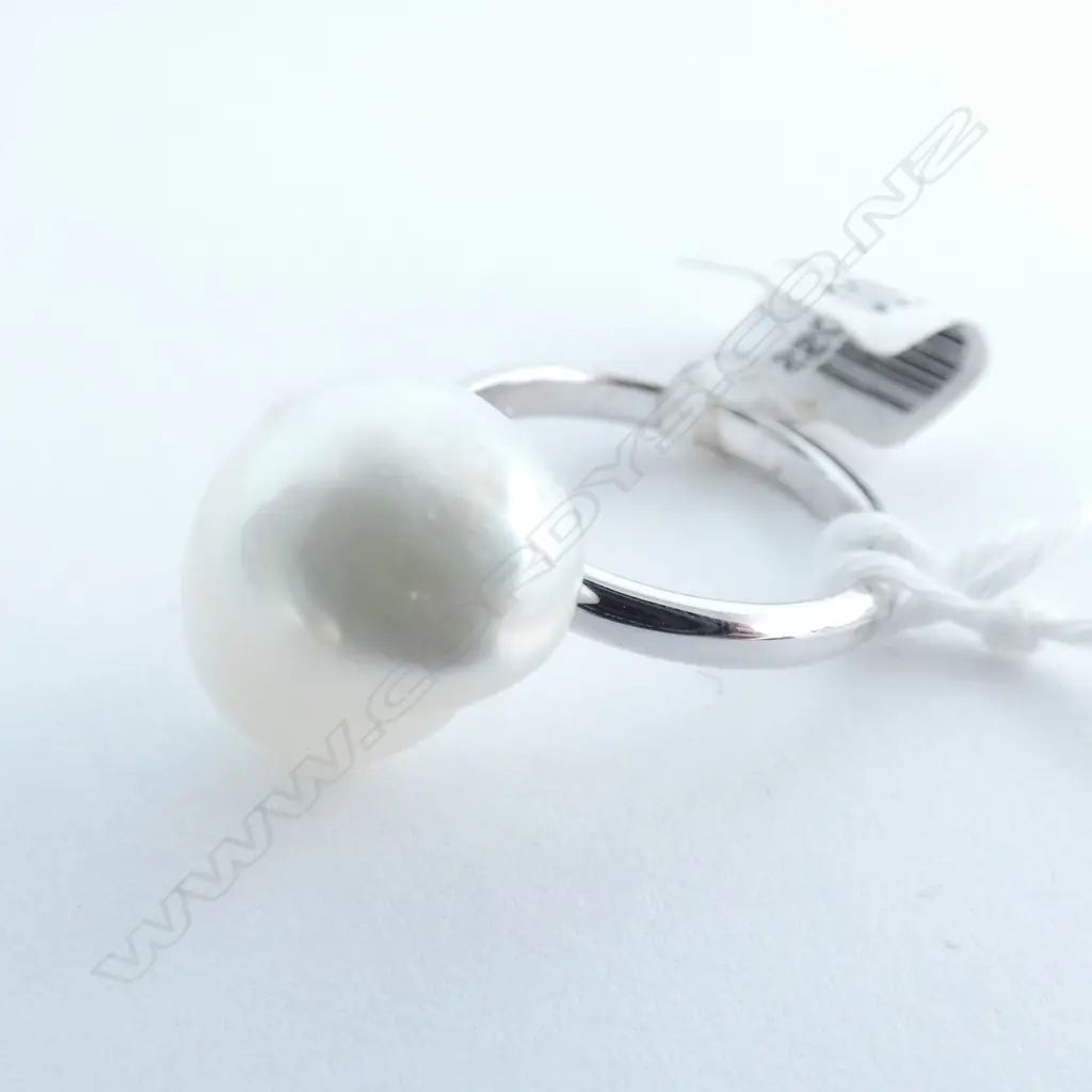 18CT WHITE GOLD AND SOUTH SEA KESHI PEARL RING (VALUATION) Image 1++