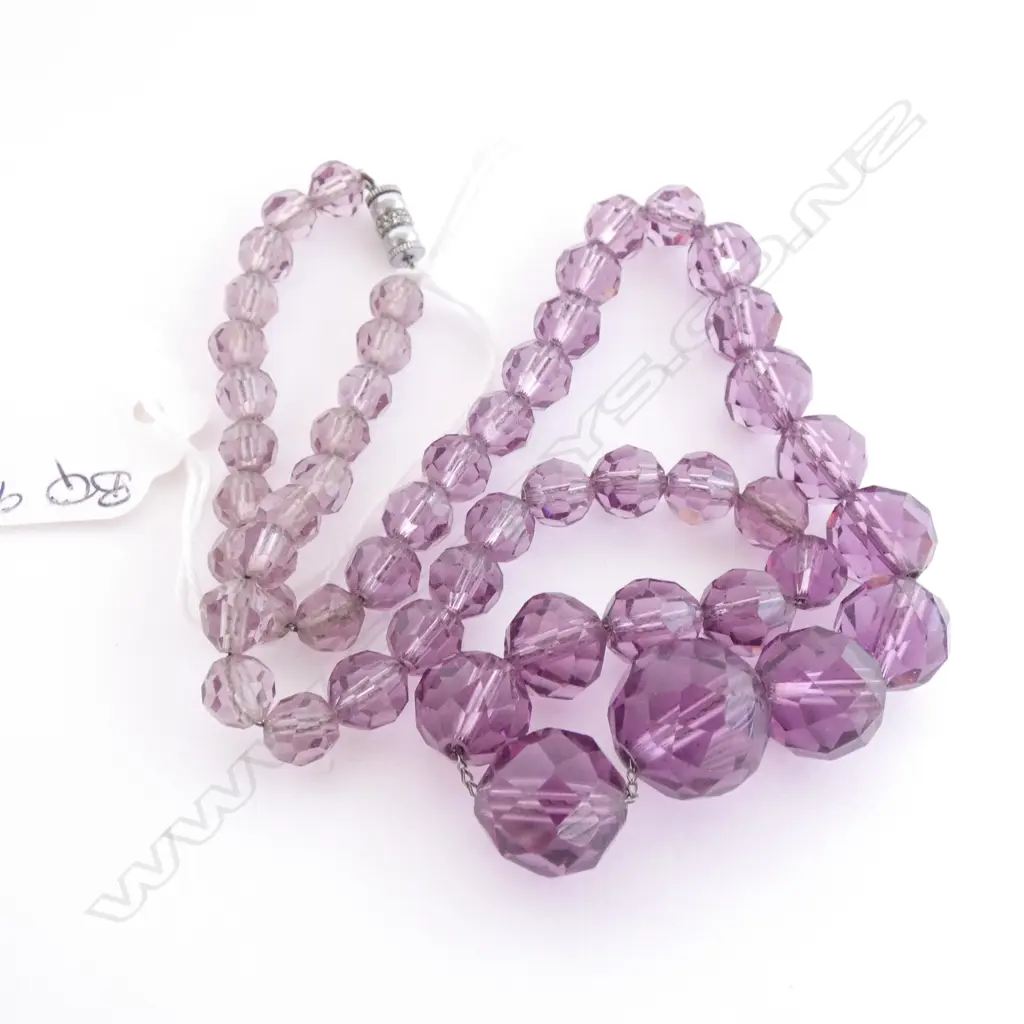 VINTAGE FACETED & GRADUATED AMETHYST NECKLACE ON 450MM CHAIN.  AF Image 1++