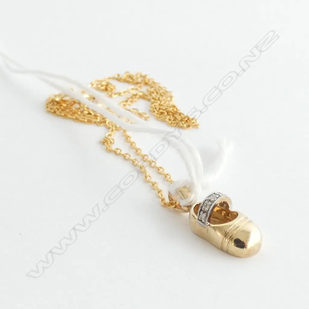 9CT YELLOW GOLD AND DIAMOND SHOE PENDANT Image 1++