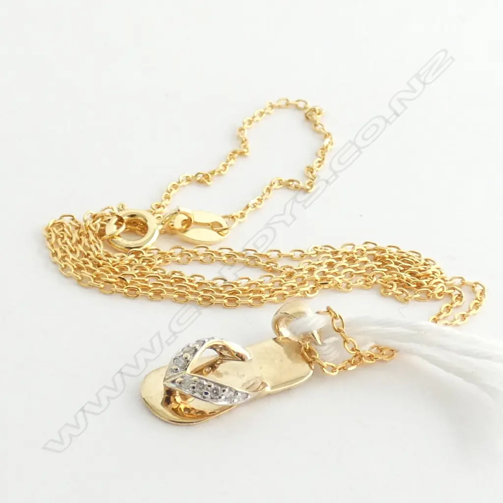 9CT YELLOW GOLD AND DIAMOND JANDAL PENDANT Image 1++