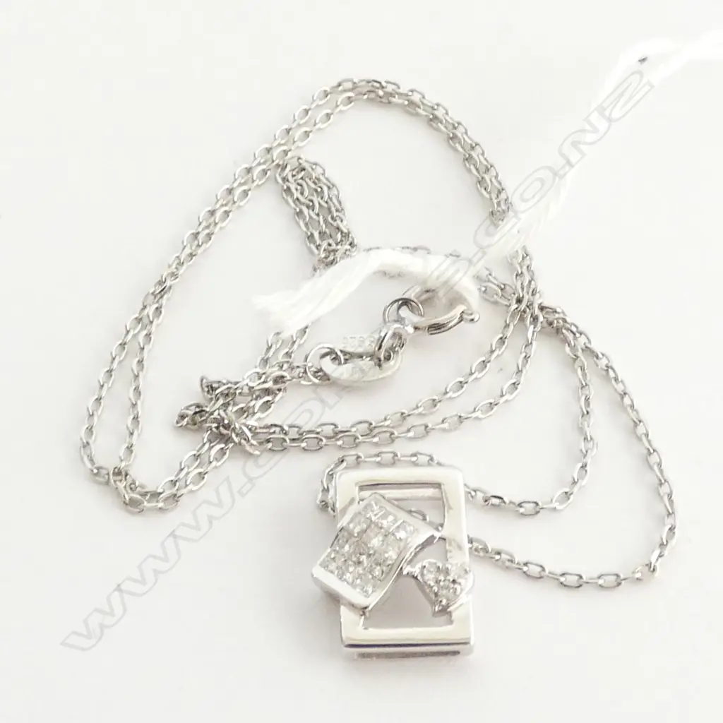 18CT WHITE GOLD AND DIAMOND PENDANT Image 1++