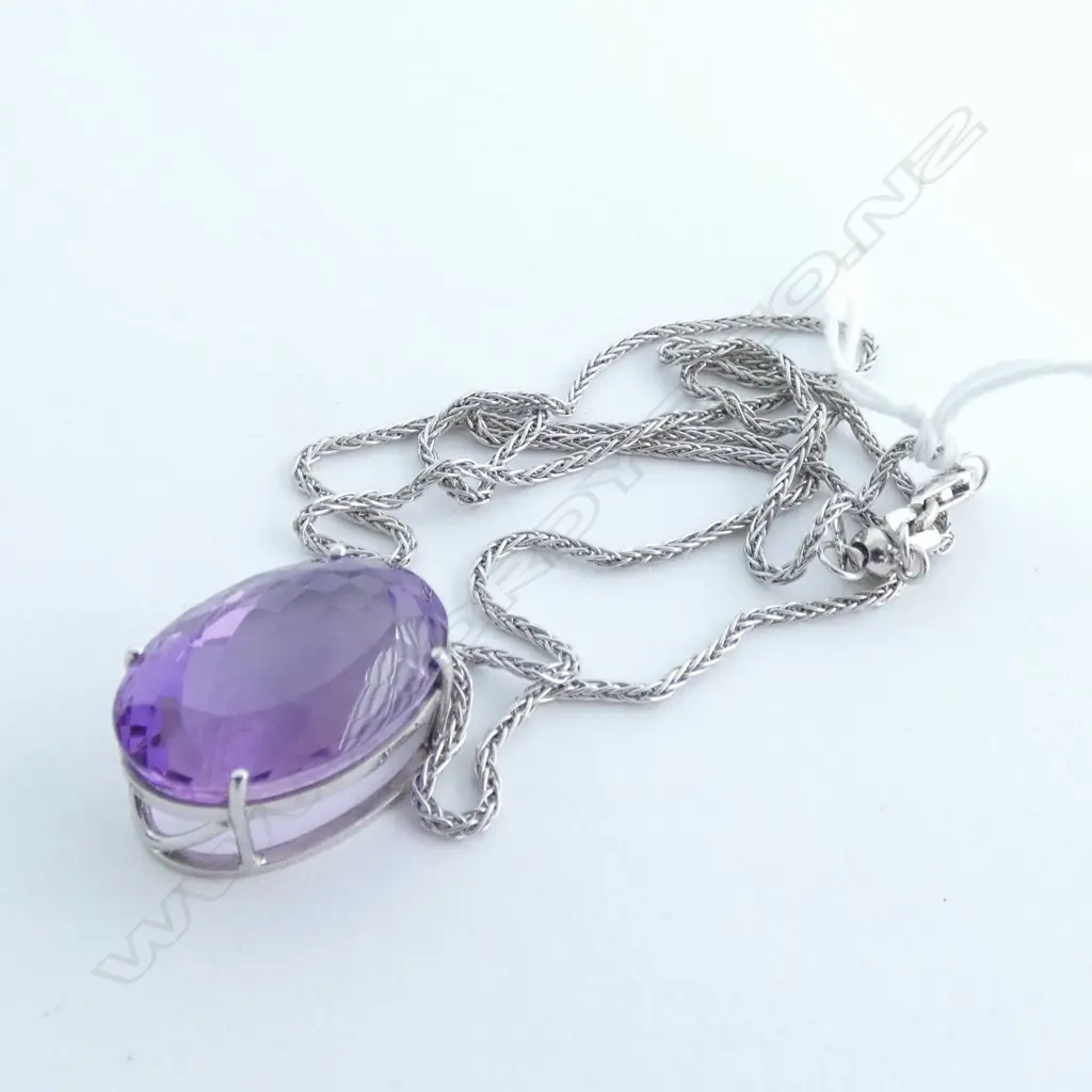 18CT WHITE GOLD AND AMETHYST PENDANT 18CT CHAIN Image 1++