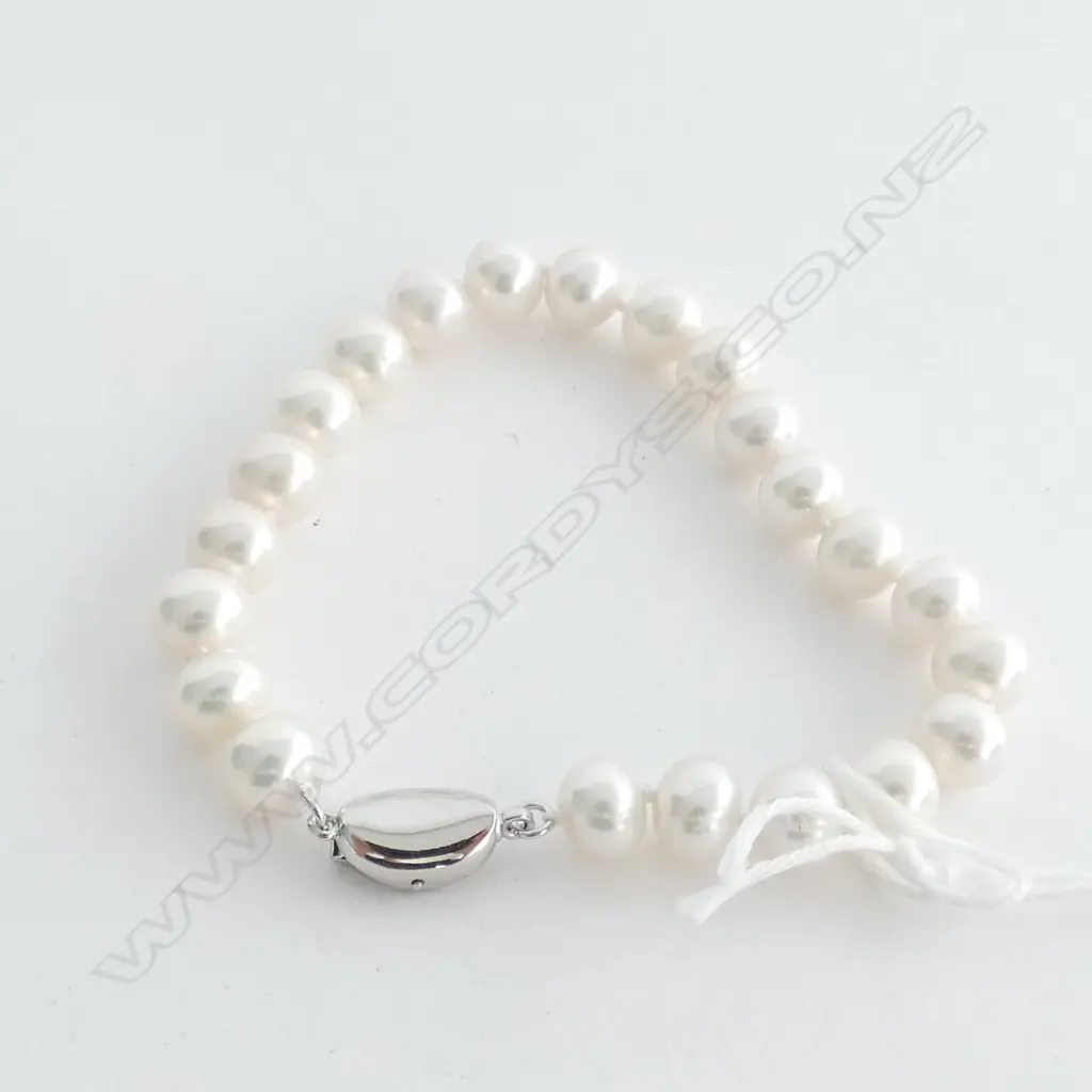 BUTTON SHAPED FRESHWATER PEARL BRACELET WITH STERLING SILVER CLASP Image 1++