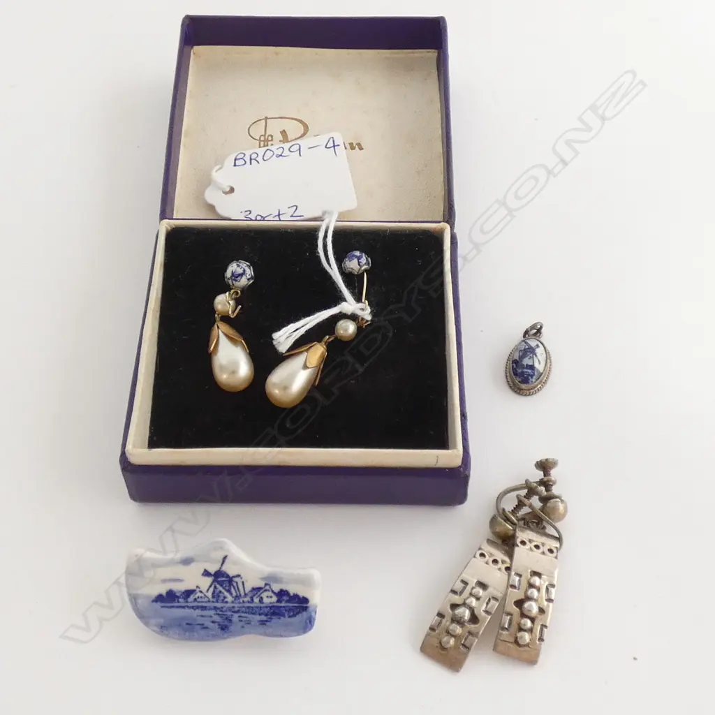 BOX COSTUME JEWELLERY EARRINGS & DELFT BROOCH / PENDANT & EARRINGS Image 1++