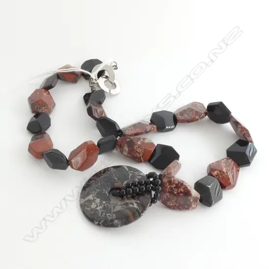 HIGHLY POLISHED ONYX AND AGATE FACETED NECKLACE