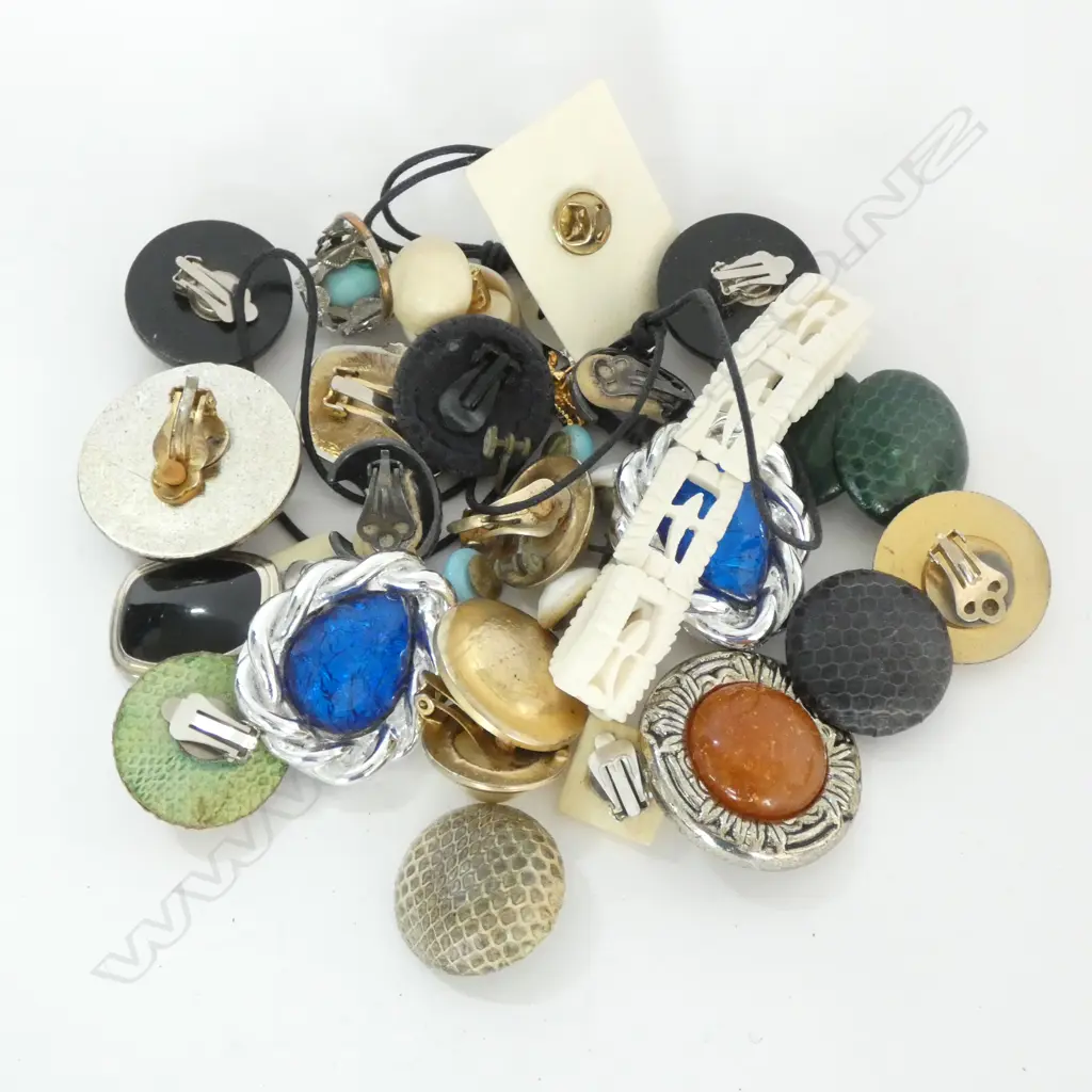 BAG ASSORTED COSTUME EARRINGS Image 1++