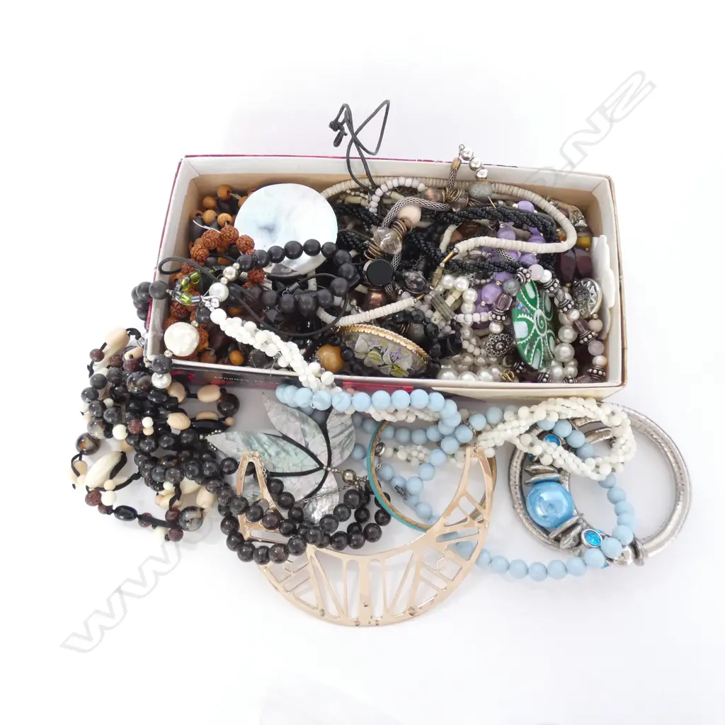 SM BOX MIXED COSTUME JEWELLERY  Image 1++
