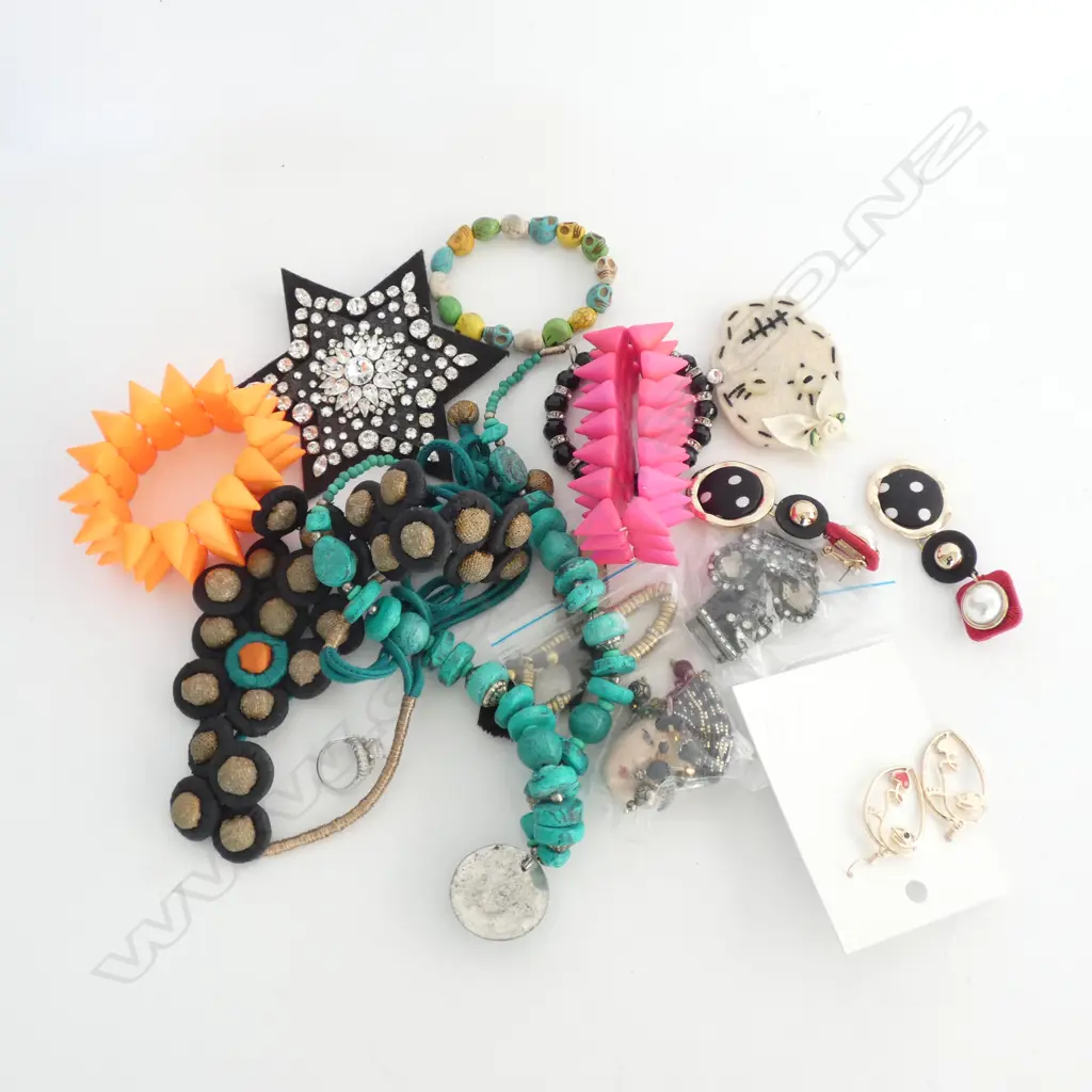 ASSORTED ITEMS COSTUME JEWELLERY BRACELETS BANGLES ETC AF Image 1++