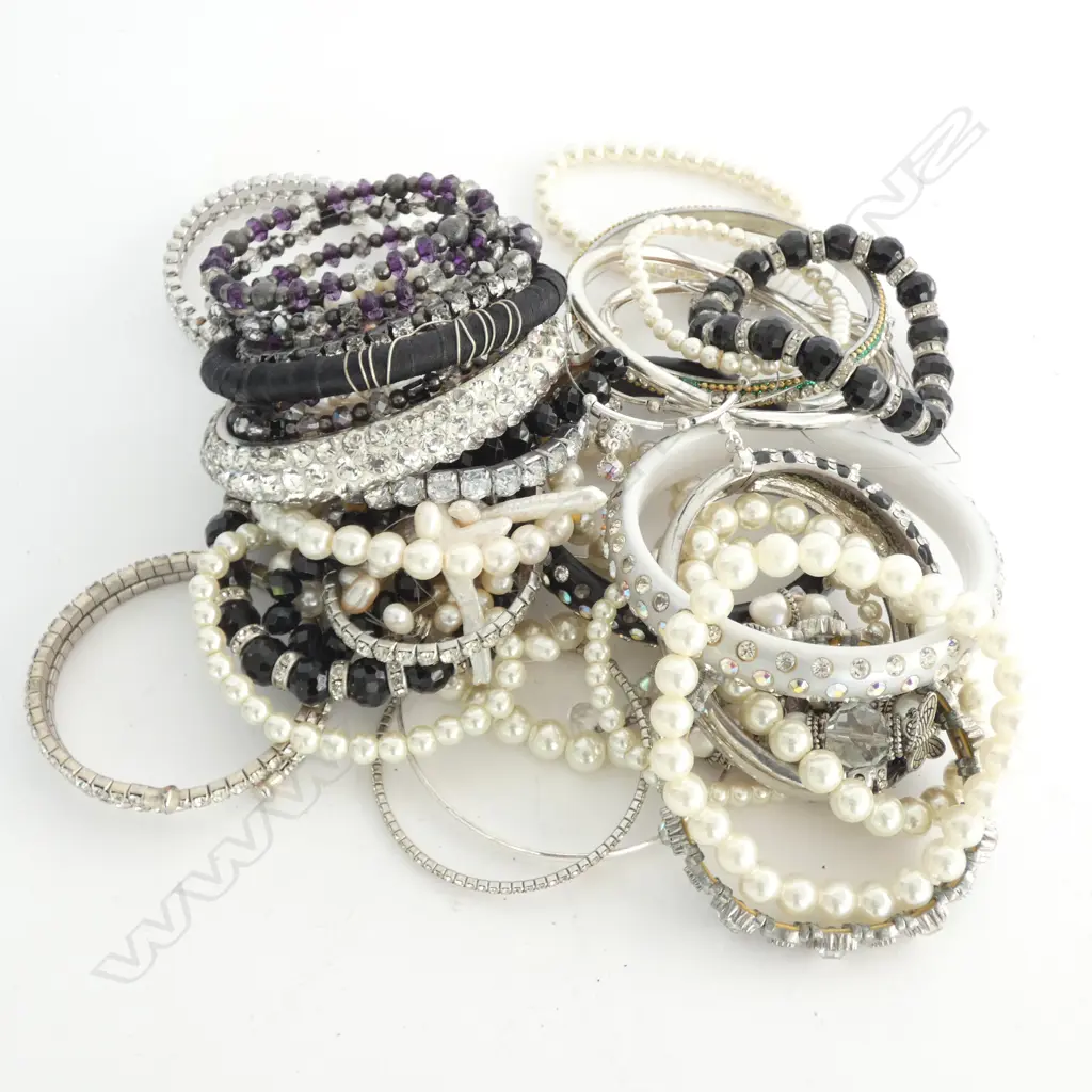 ASSORTED ITEMS COSTUME JEWELLERY BRACELETS NECKLACES ETC Image 1++