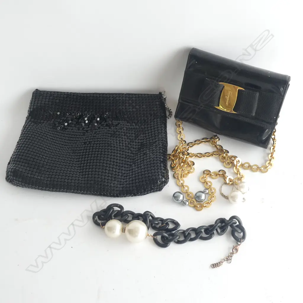 FERRAGAMO PATENT EVENING PURSE AF MESH BAG AND FAUX PEARL COSTUME JEWELLERY Image 1++