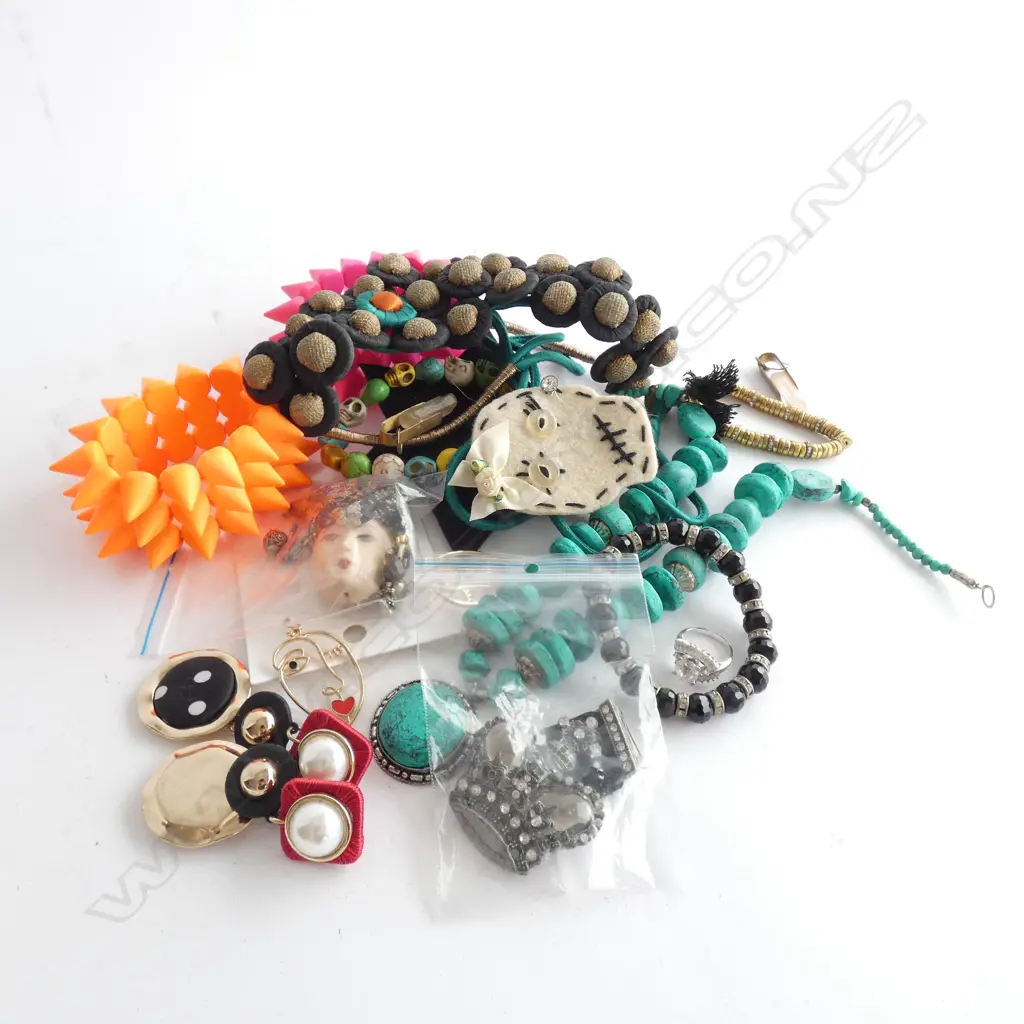 ASSORTED ITEMS COSTUME JEWELLERY BRACELETS BANGLES EARINGS  ETC Image 1++
