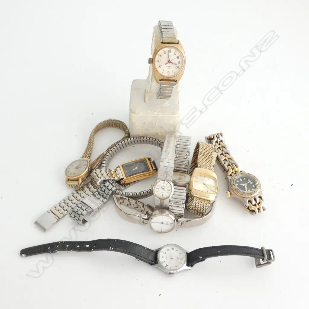 BAG LOT OF 10 LADIES VINTAGE WRISTWATCHES Image 1++