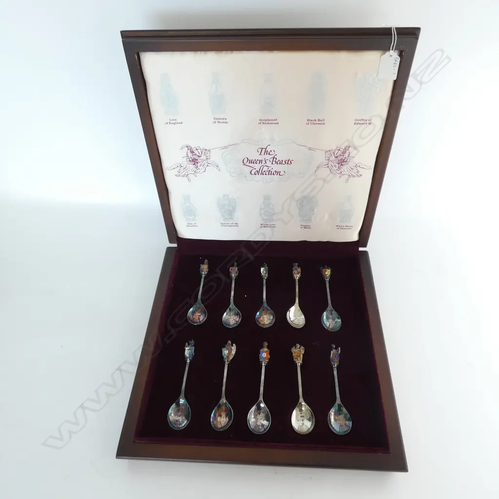 CASED SET 0F THE QUEENS BEASTS SPOONS 1977 (475gm) Image 1++