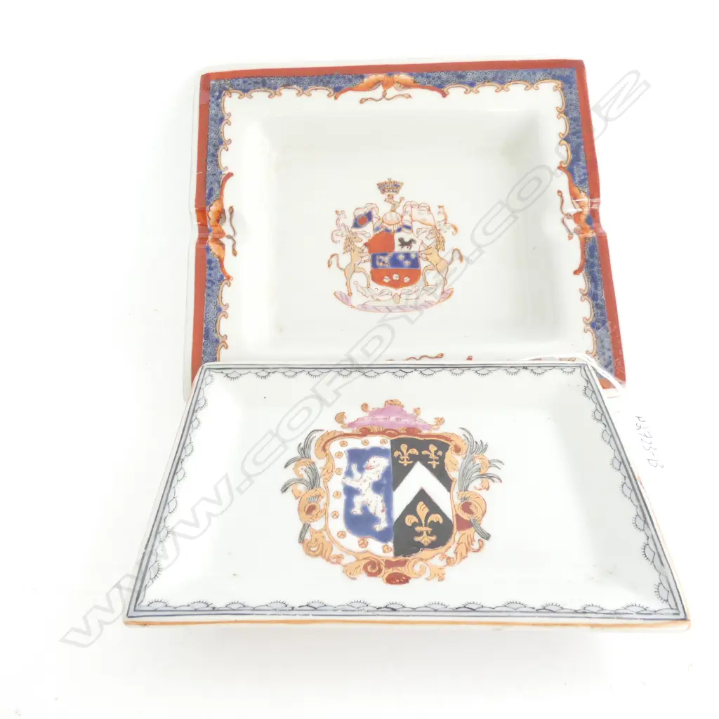 TWO CHINESE EXPORT ARMORIAL PIECES; ASHTRAY (190X170MM) & DISH (165X110MM) Image 1++