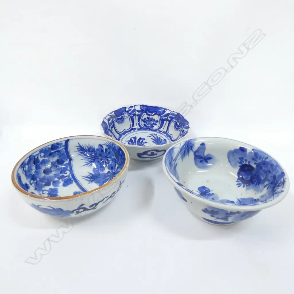 3 19TH CENTURY ASSORTED BLUE & WHITE JAPANESE IMARI BOWLS - LARGEST DIA 195MM Image 1++
