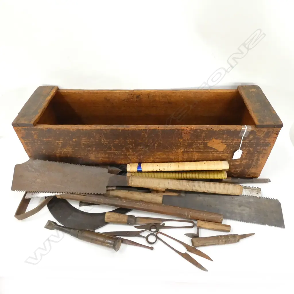 AN OLD JAPANESE BOX OF TOOLS 3 CHISELS ETC Image 1++