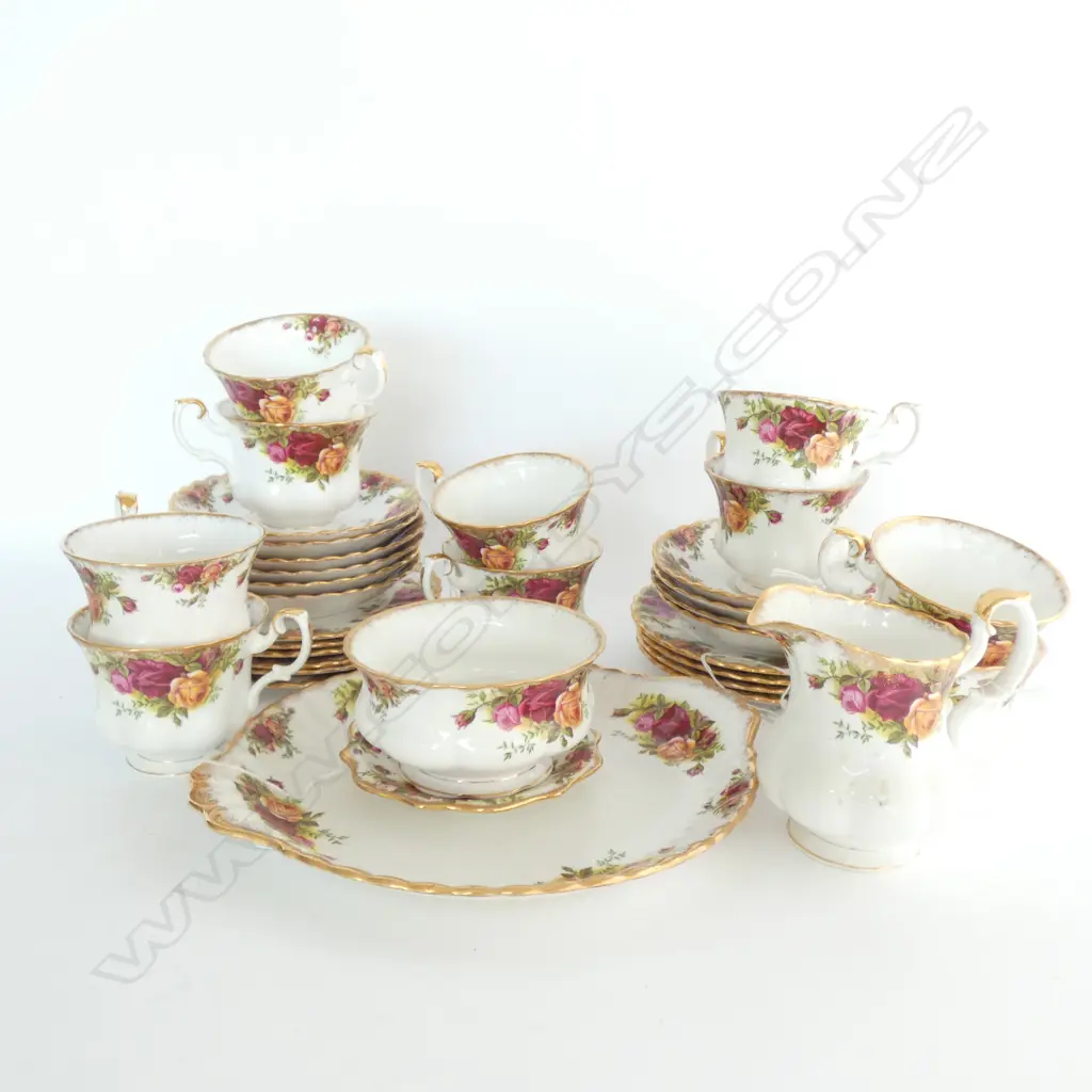 ROYAL ALBERT OLD COUNTRY ROSES 12 PC SET; 4 CUPS  / 4 SAUCERS/ 4 SIDE PLATES Image 1++