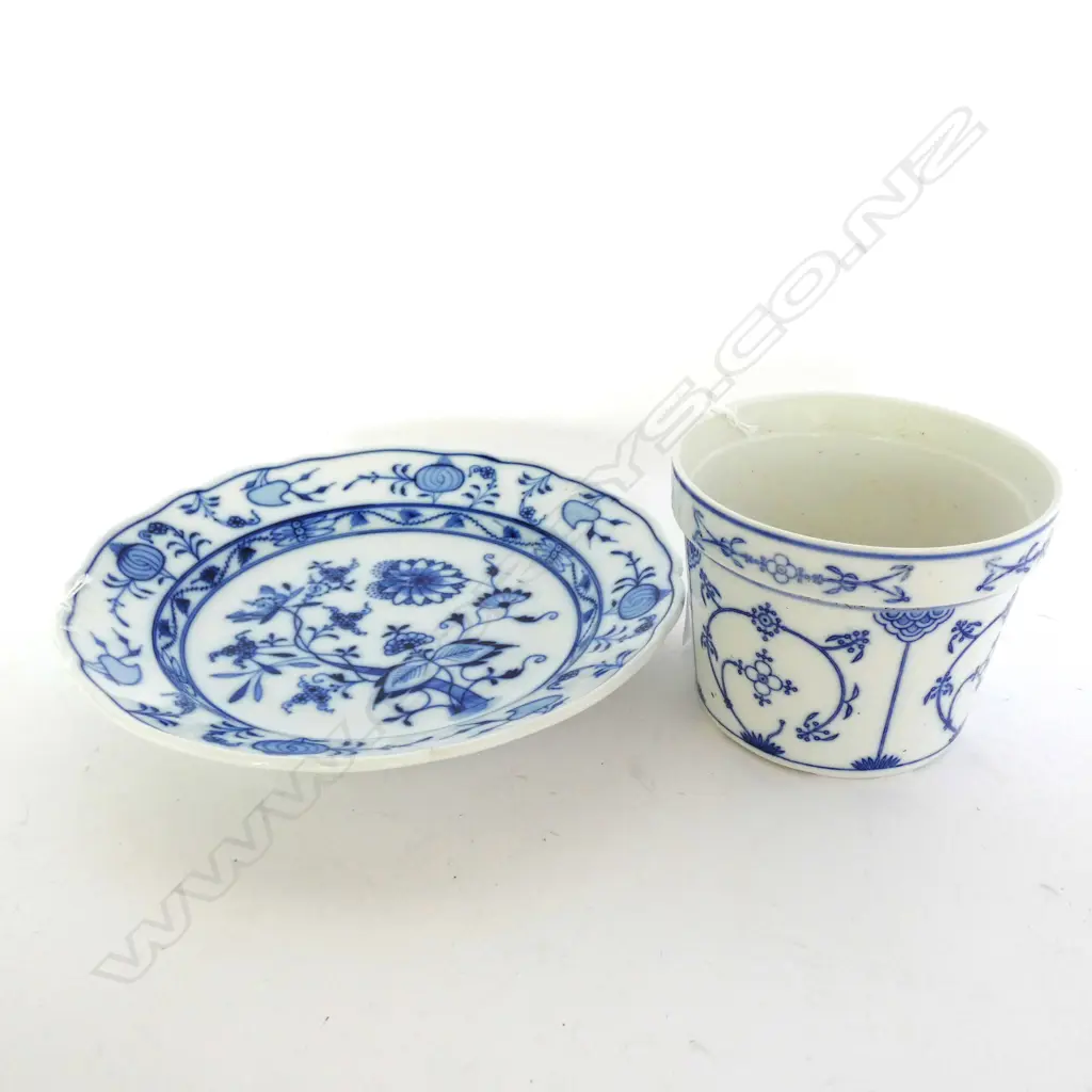MEISSEN BLUE ONION PLATE (DIA 255MM) & BLUE & WHITE FLUTED FLOWERPOT (DIA 135MM) Image 1++