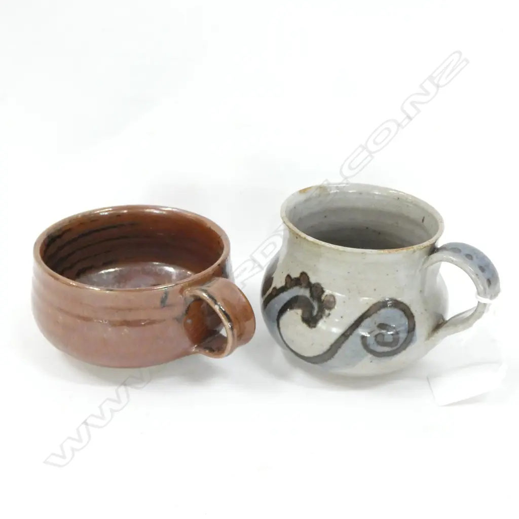 A PAIR OF HELEN MASON COFFEE MUGS  Image 1++