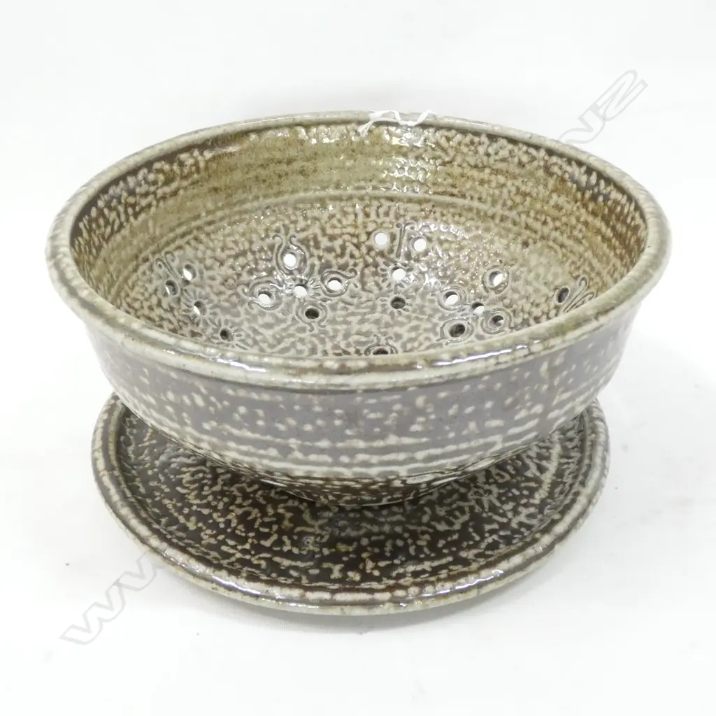 NZ STUDIO POTTERY SALT GLAZE COLANDER WITH RESTING PLATE D205MM Image 1++