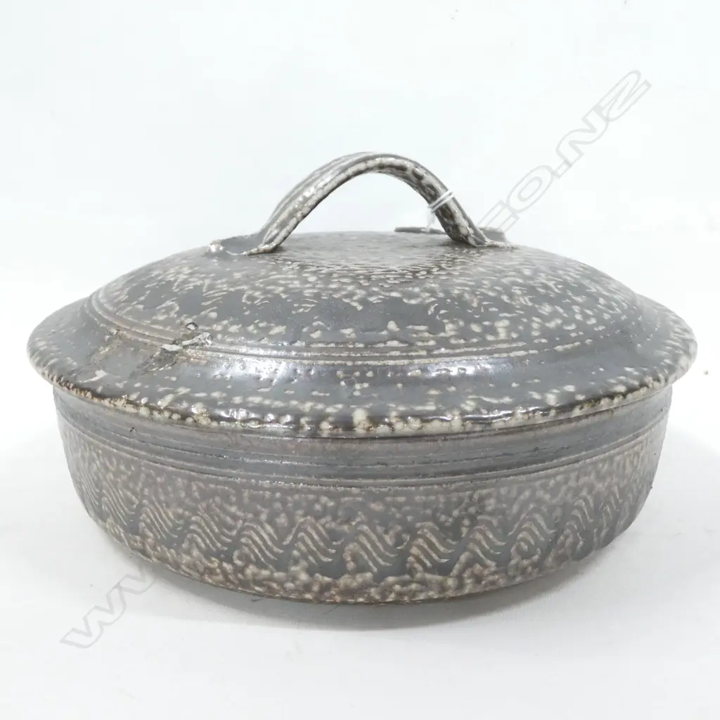 NZ STUDIO POTTERY SALT GLAZE BUNT PAN D235MM Image 1++