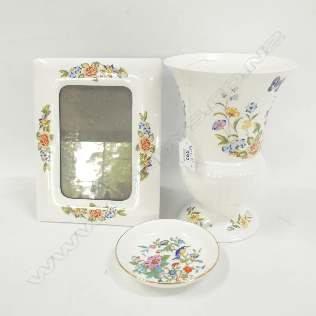 3 PCES AYNSLEY 'PEMBROKE' CHINA; VASE H. 200MM, PHOTO FRAME, PIN DISH Image 1++