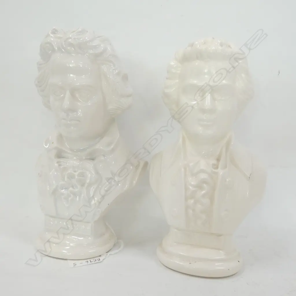 A PAIR OF DECORATIVE CLASSIC COMPOSER BUSTS BEETHOVEN AND MOZART H 220MM  Image 1++