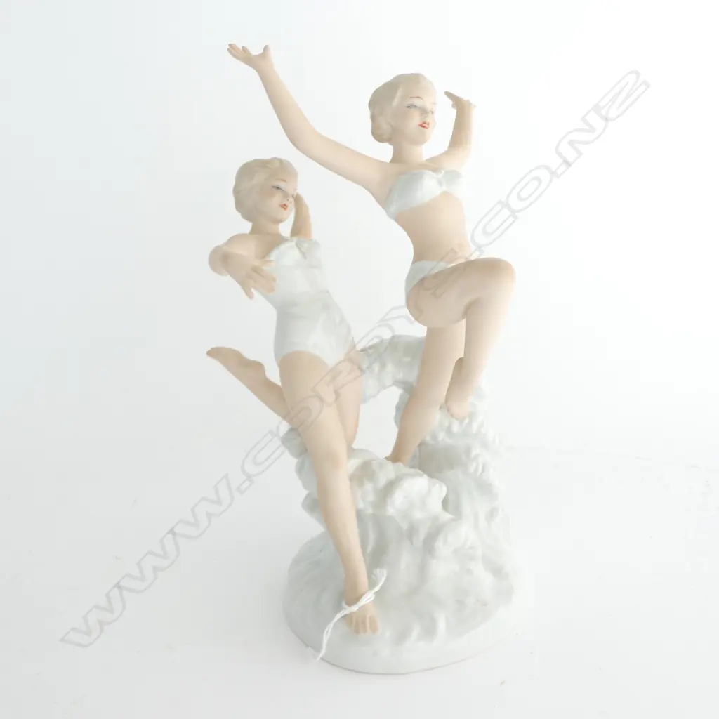 LGE WALLENDORF FIGURE TWO BATHING LADIES ON A WAVE H. 260MM Image 1++
