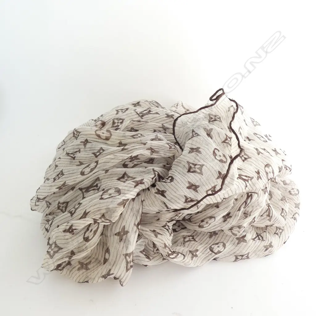 LOUIS VUITTON? SILK SCARF  Image 1++