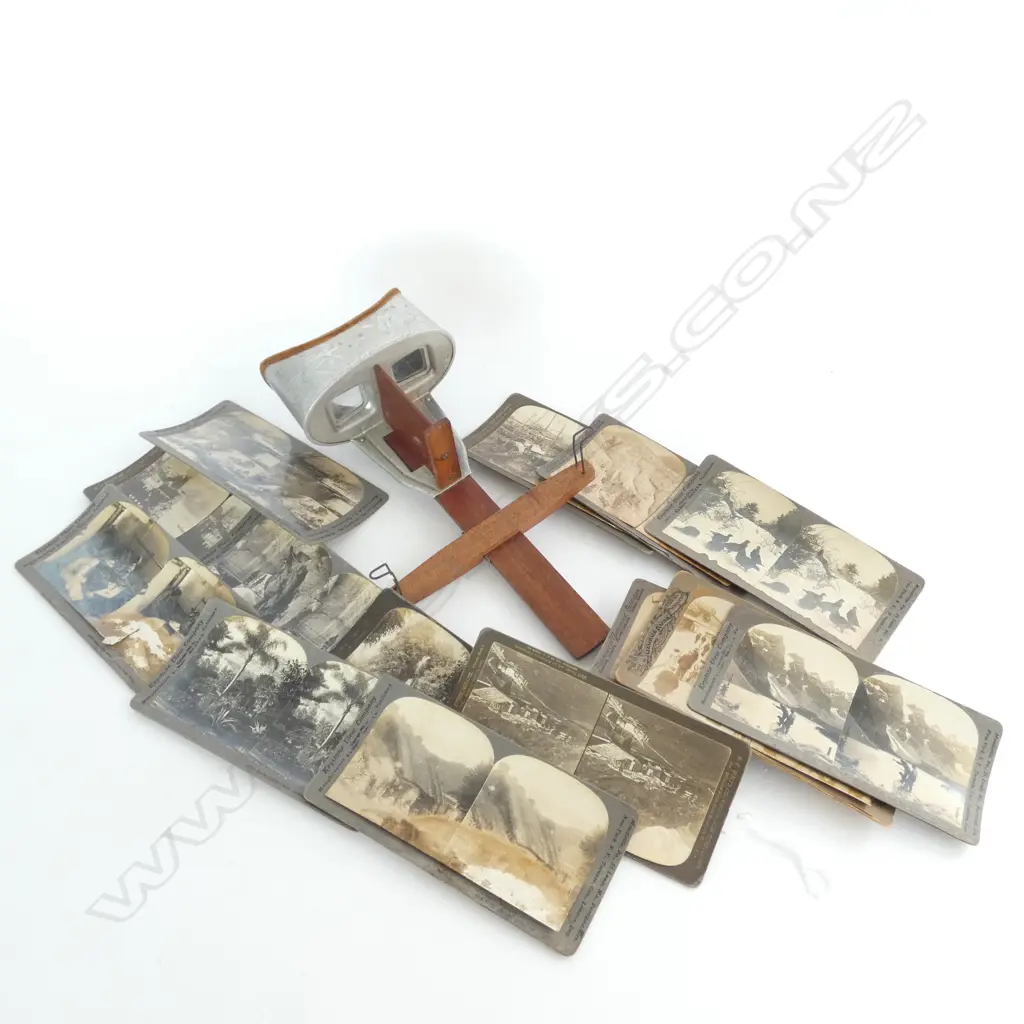 VINTAGE STEREOSCOPE VIEWER H. 310MM - INCLUDES SOME PHOTOS Image 1++