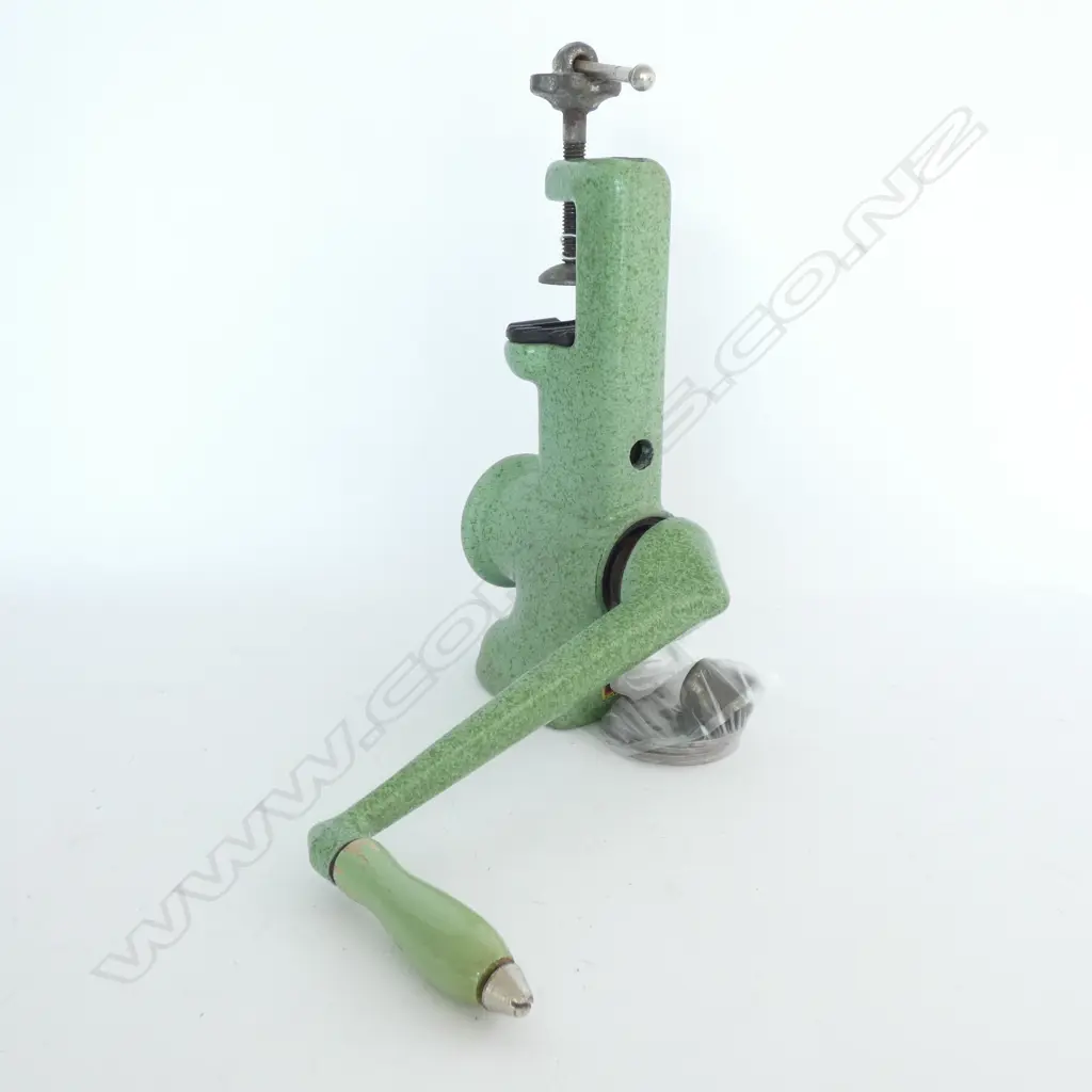VINTAGE C.1950 HEAVY GREEN CAST IRON MINCER Image 1++