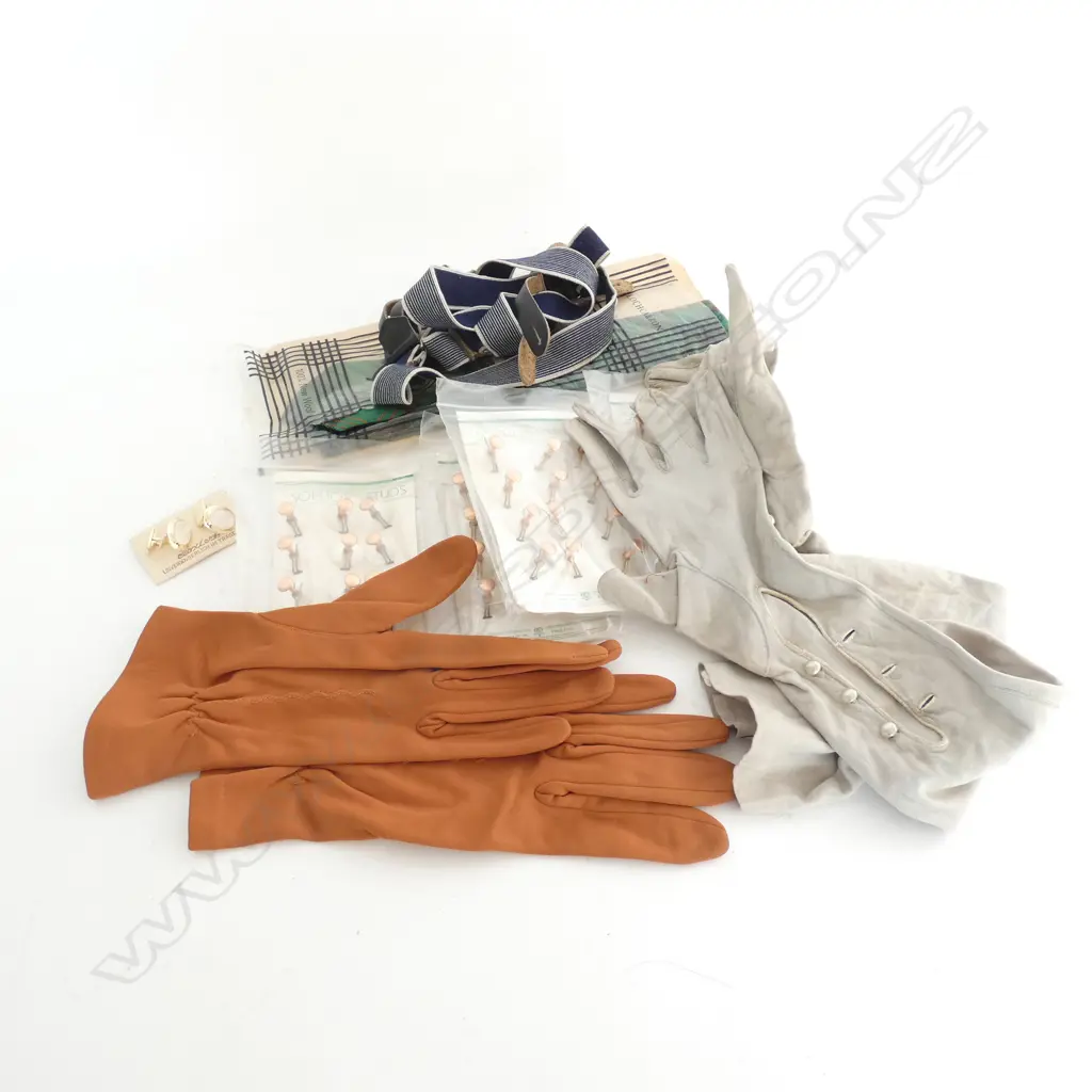 SM BOX VINTAGE CLOTHING ETC; TARTAN TIE / LADIES GLOVES / BRACES /  4 PKS COLLAR STUDS OR BUTTONS & CUFFLINKS Image 1++