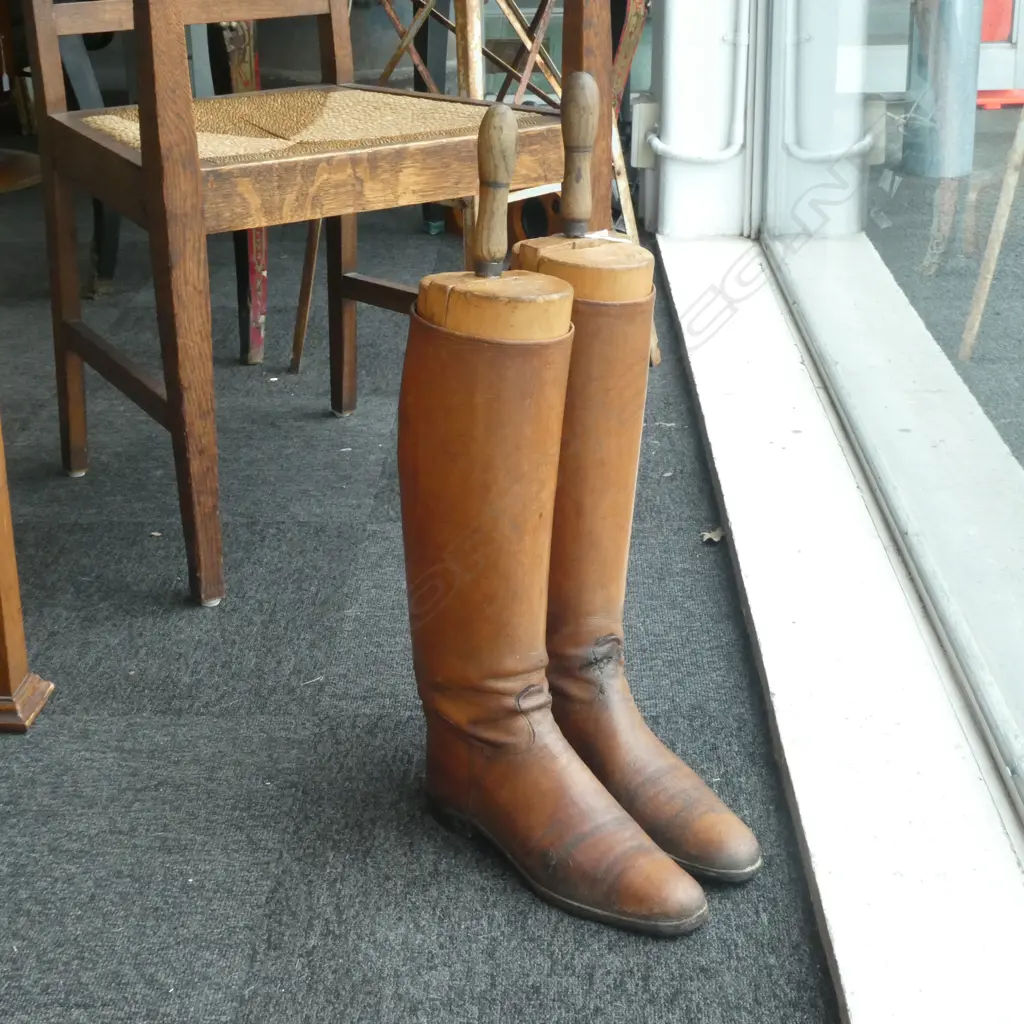 PR LEATHER BOOTS & WOODEN LASTS H. 580MM Image 1++