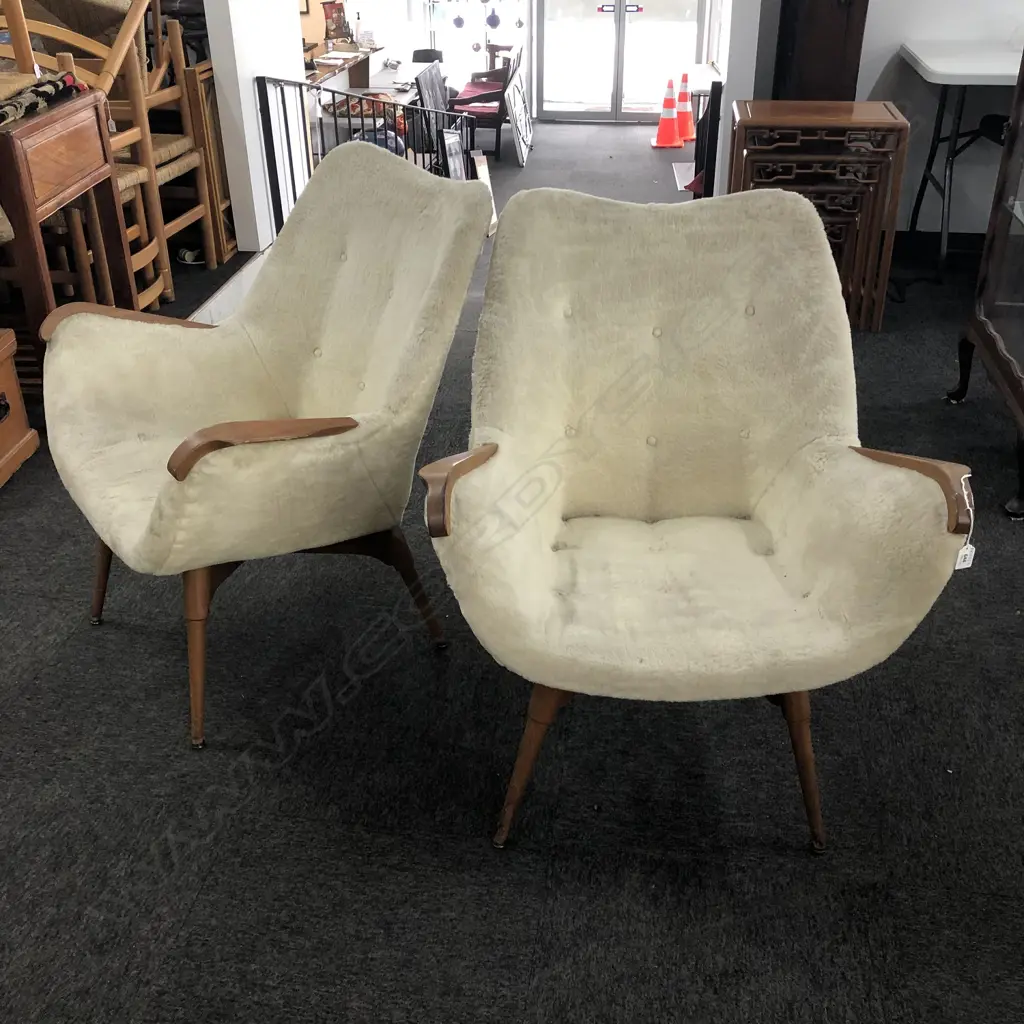 TWO RETRO FLEECED CHAIRS Image 1++