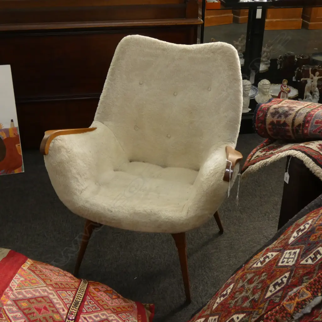 TWO RETRO FLEECED CHAIRS Image 1++