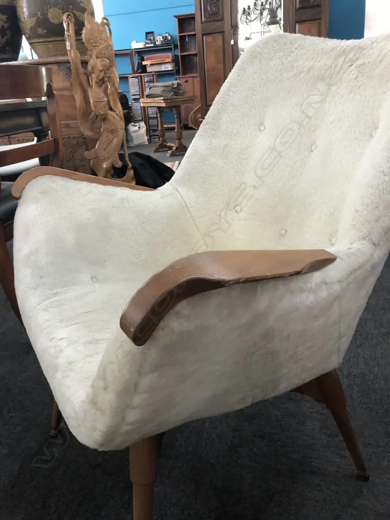 TWO RETRO FLEECED CHAIRS Image 1++