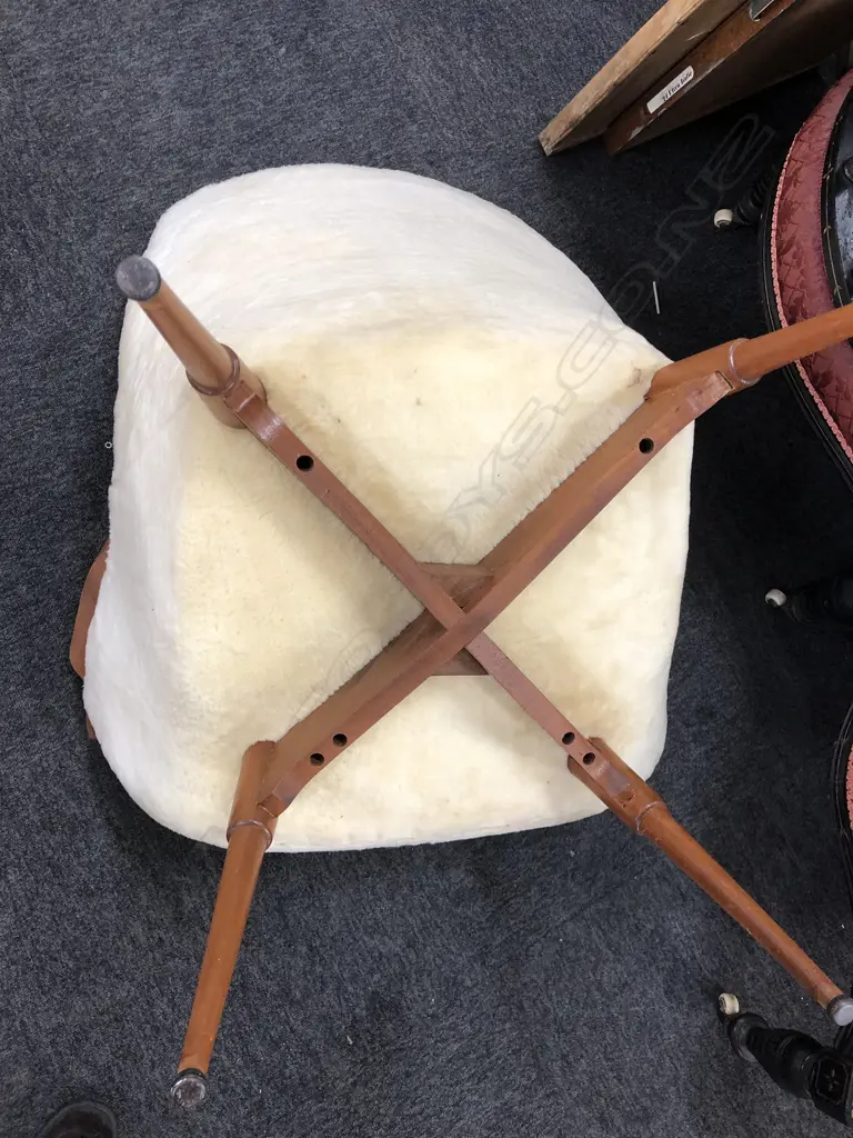 TWO RETRO FLEECED CHAIRS Image 1++