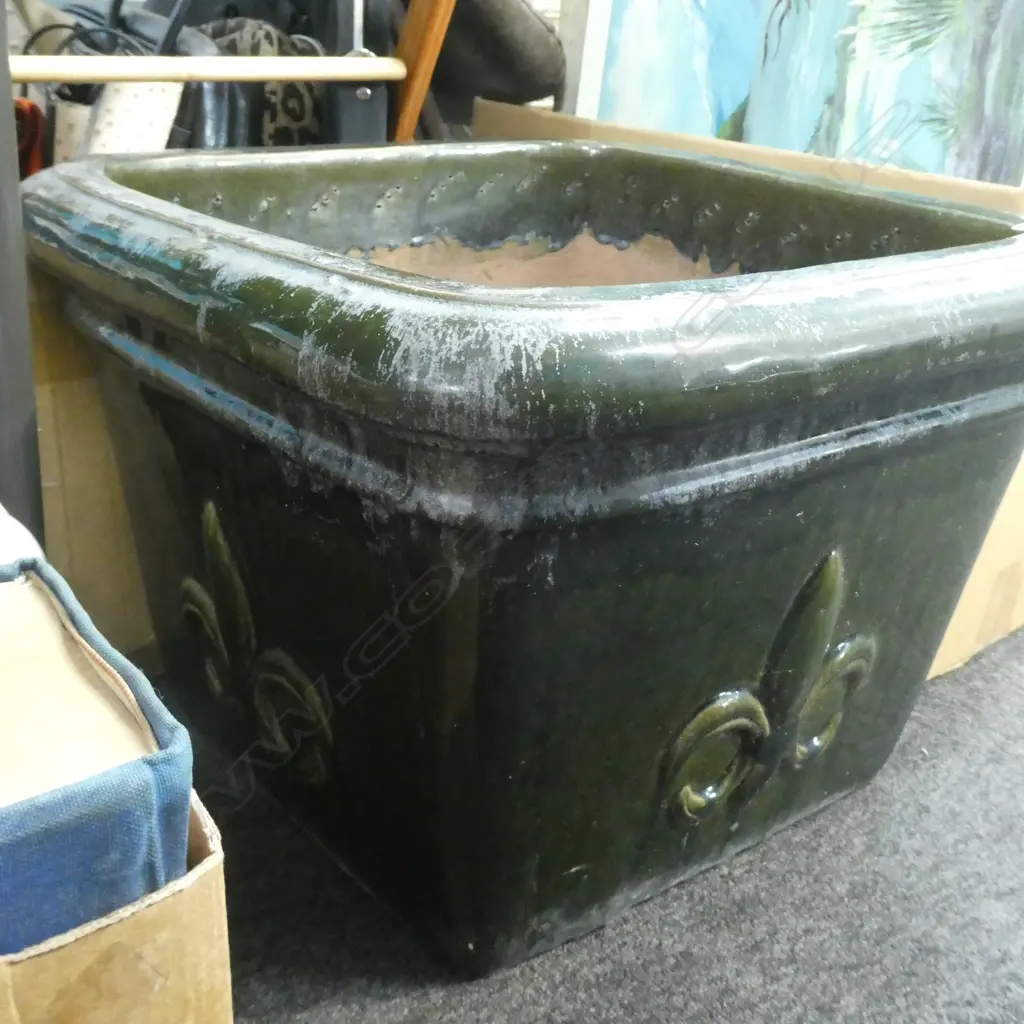 LG GREEN SQUARE GARDEN POT WITH MATCHING FEET - 510 X 510MM Image 1++