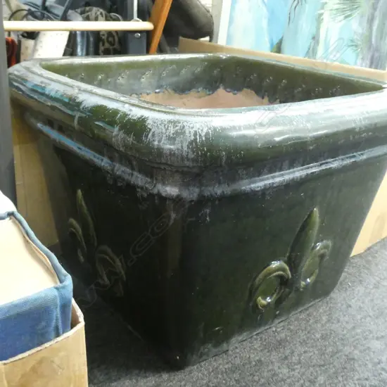 LG GREEN SQUARE GARDEN POT WITH MATCHING FEET - 510 X 510MM