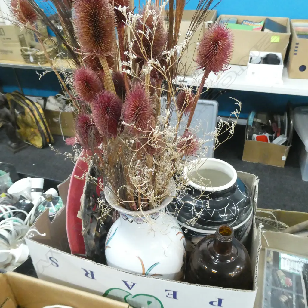 BOX LOT - 3 LG VASES (1 WITH DRIED FLOWERS) / AMBER GLASS 1/2 GALLON BOTTLE & RETRO TABLE LAMP Image 1++