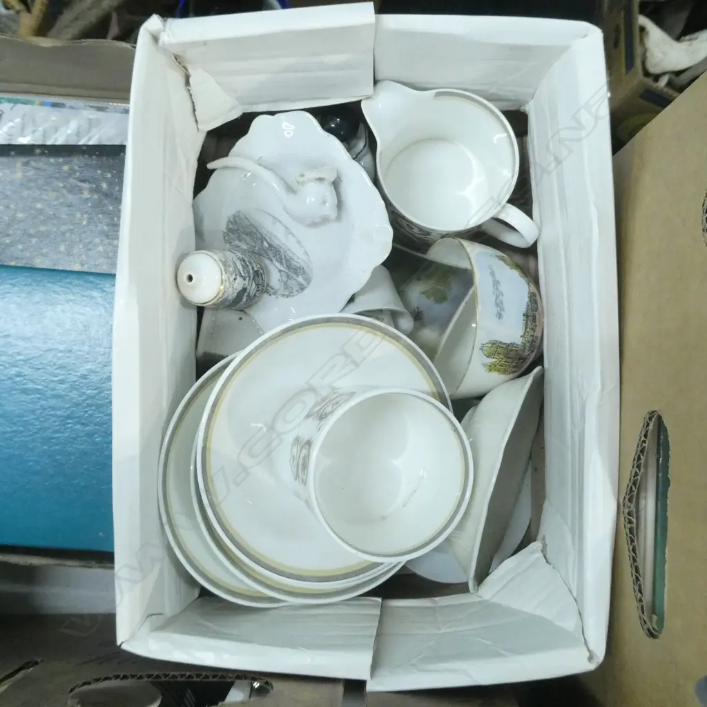 SMALL BOX CHINA & PORCELAIN - INCL WEDGWOOD CUPS & SAUCERS & SOUVINEER WARE Image 1++