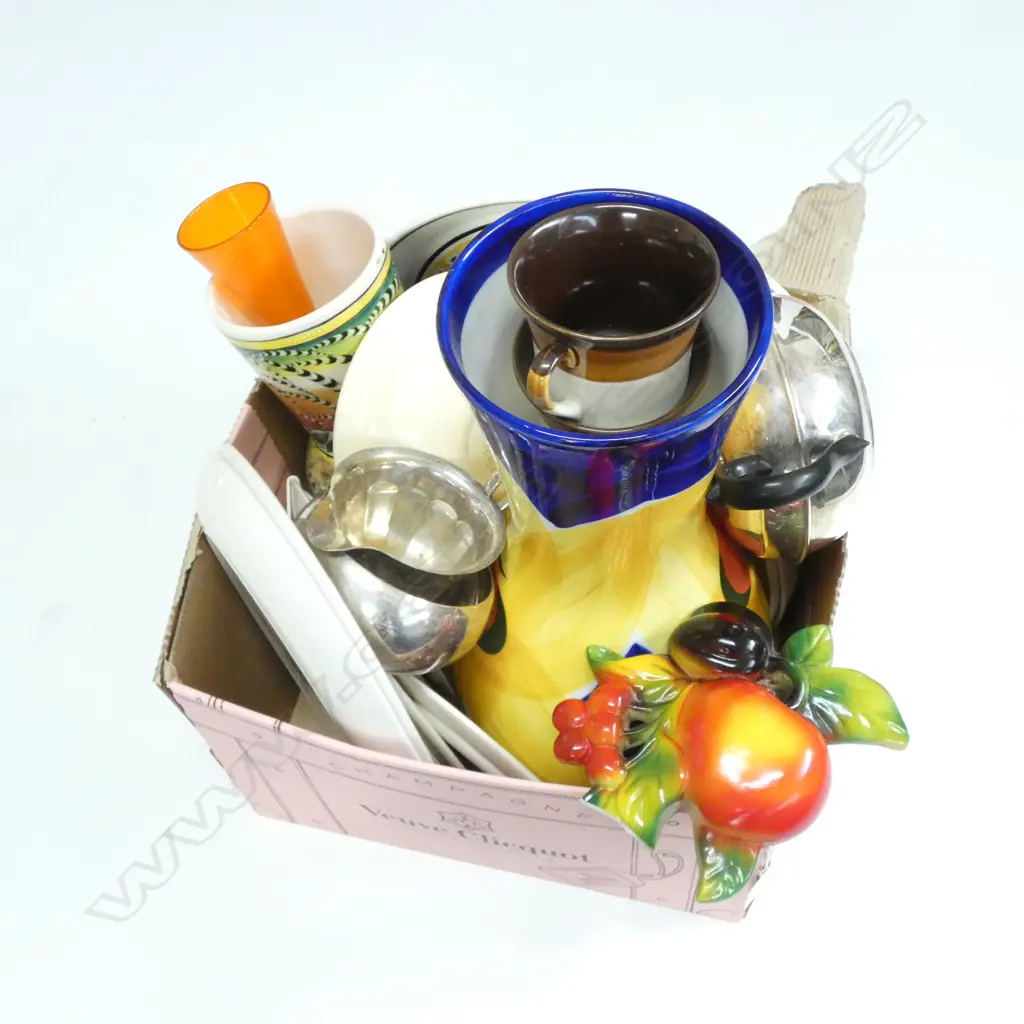 BOX LOT ASST. CERAMICS; CROWN LYNN ETC Image 1++