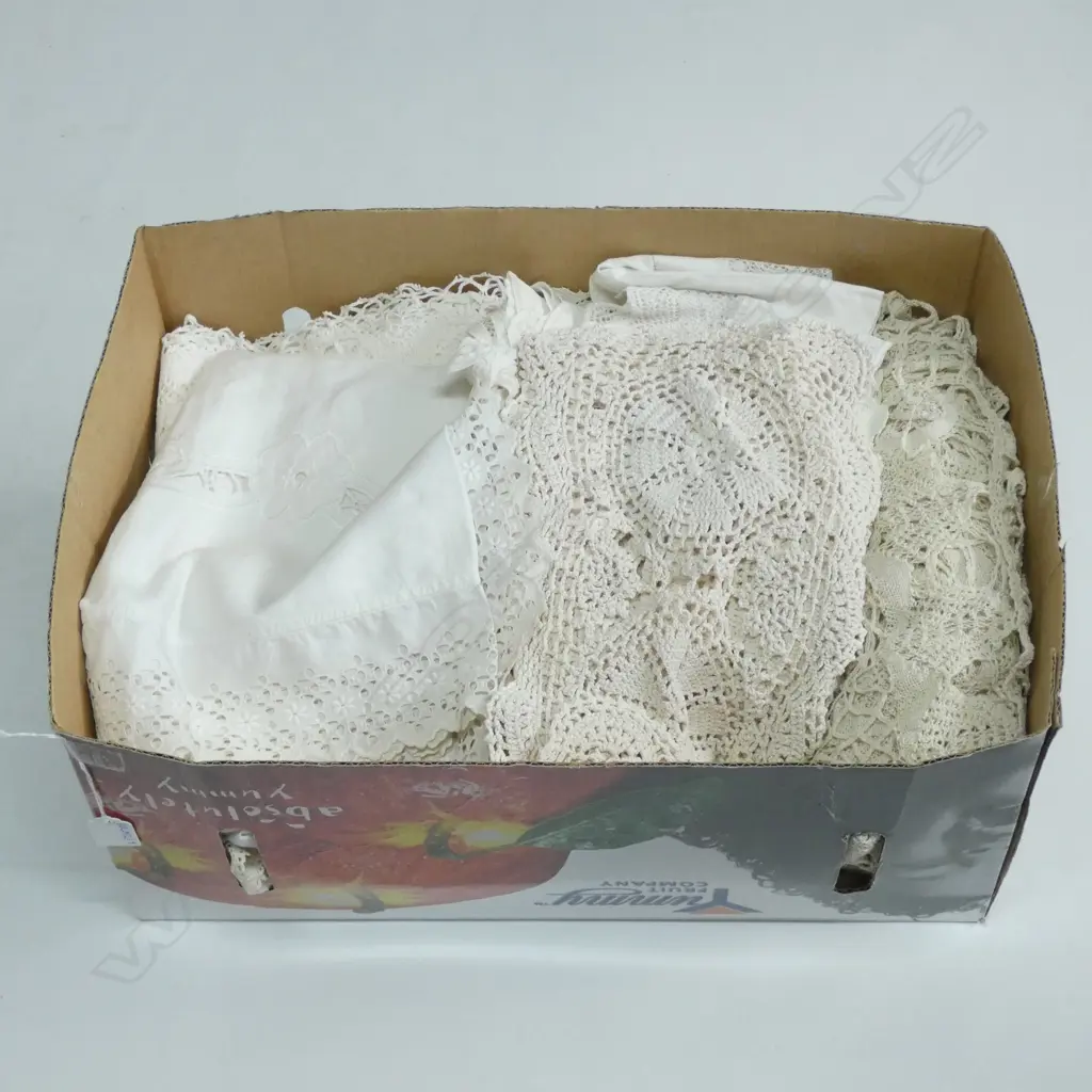 BOX LOT VINTAGE LINENS Image 1++