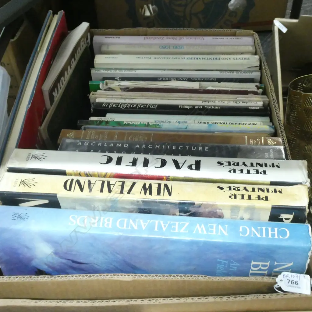 BOX LOT ASST. BOOKS; NZ ART & ARCHITECTURE Image 1++