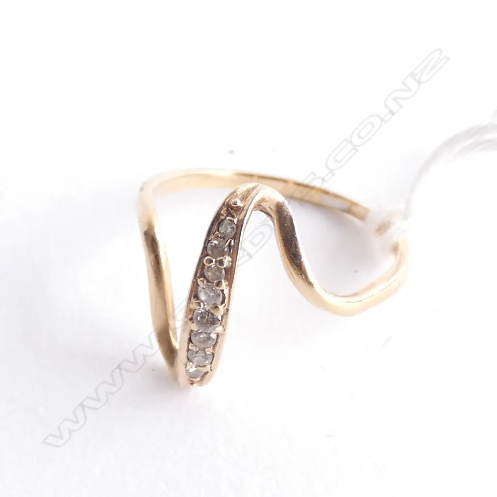 9CT GOLD & DIAMOND RING 0.9 GRAMS Image 1++