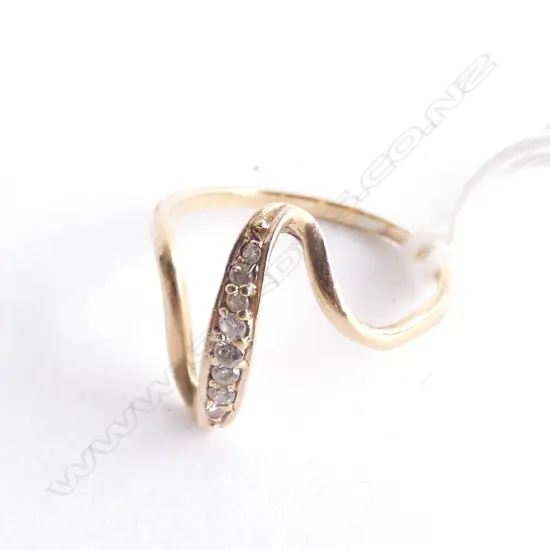 9CT GOLD & DIAMOND RING 0.9 GRAMS