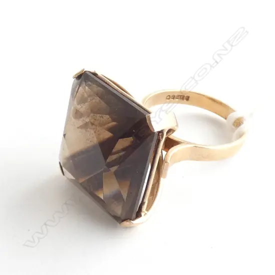 RETRO 9CT SMOKY QUARTZ COCKTAIL RING 8.9 GRAMS