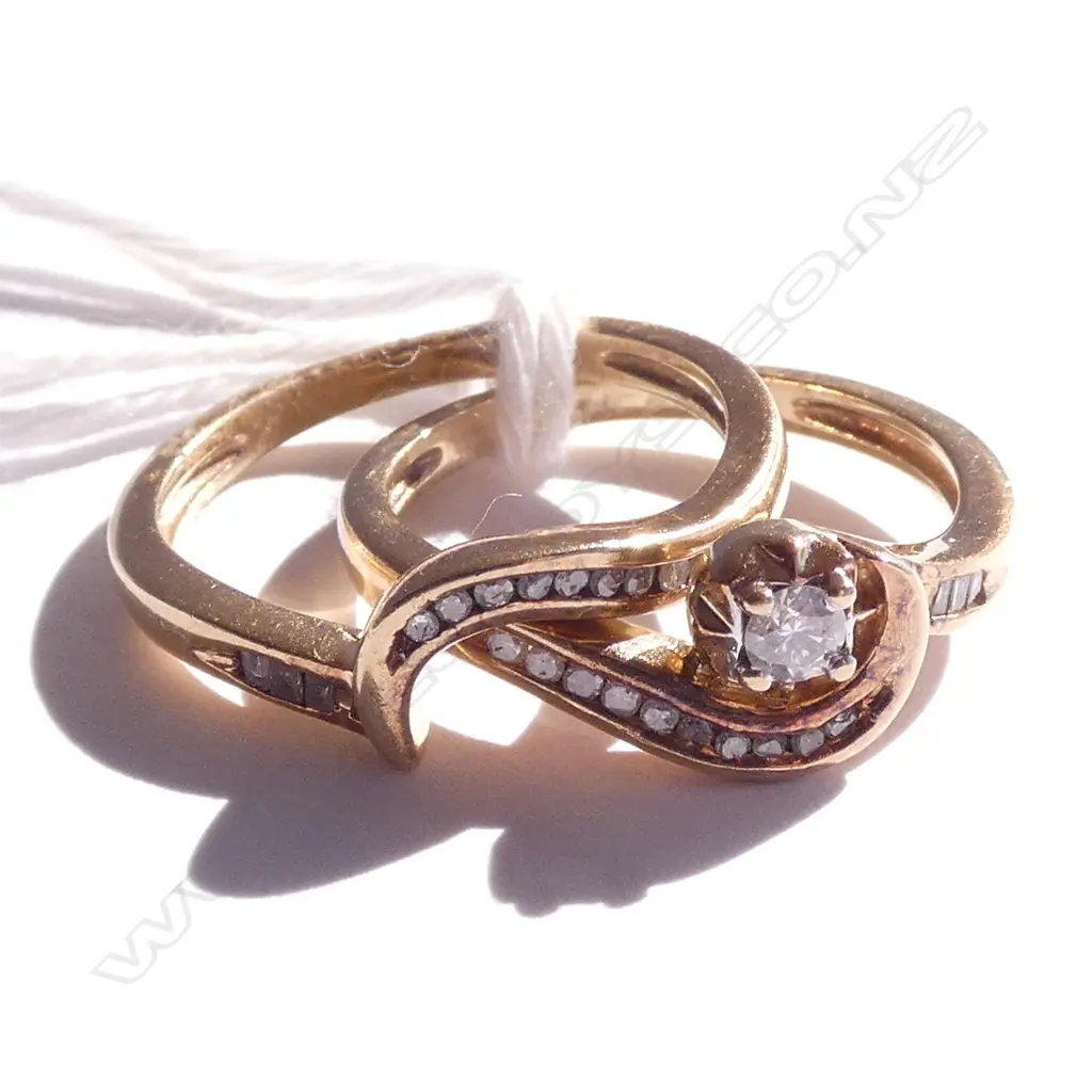 9ct GOLD AND DOUBLE DIAMOND RING 3.87gm Image 1++
