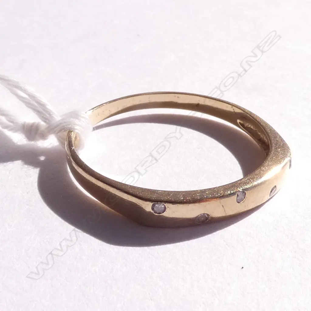 9CT GOLD AND DIAMOND SET BAND 1.09gm Image 1++